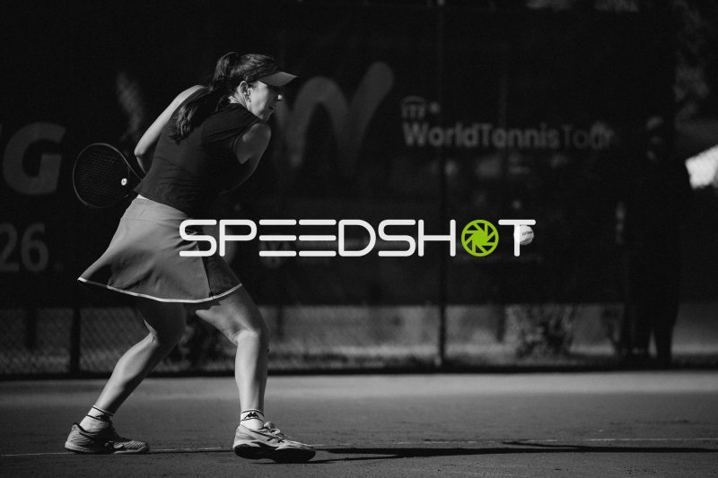 Tennisspielerin beim Rückhand-Schlag im ITF World Tennis Tour