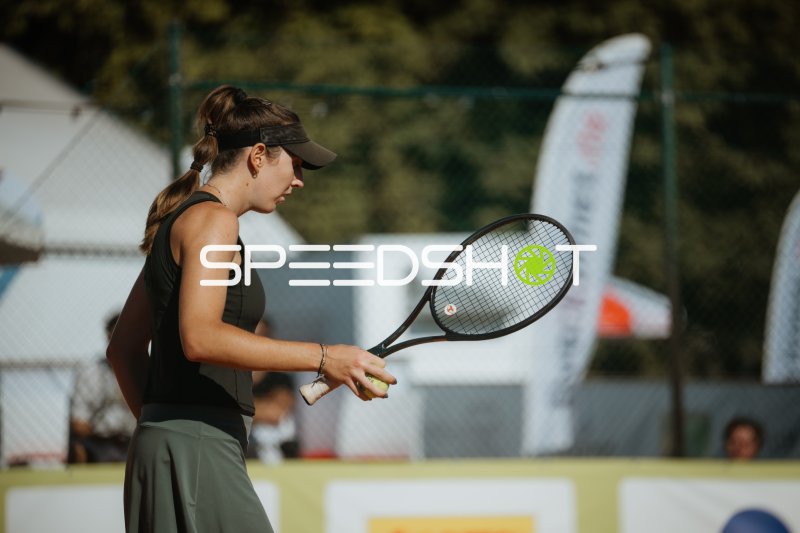 Tennisspielerin bereitet Aufschlag vor beim Turnier in Leipzig