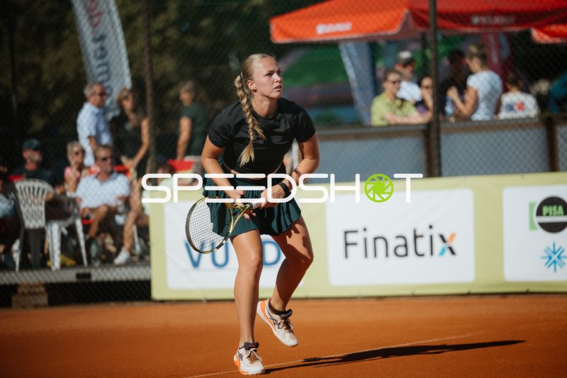 Tennisspielerin in Grundstellung auf dem Sandplatz in Leipzig
