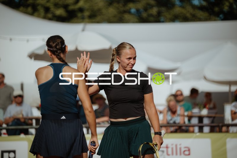 Zwei Tennisspielerinnen beim High-Five nach dem Punkt