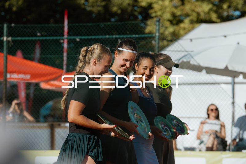 Siegerehrung im Tennis: Vier Spielerinnen mit Trophäen beim Outdoor-Turnier