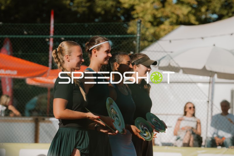 Siegerehrung im Tennis: Vier Spielerinnen mit Trophäen beim Sportforum Leipzig