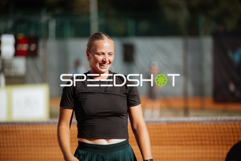 Lächelnde Tennisspielerin auf dem Sandplatz im Sportforum Leipzig