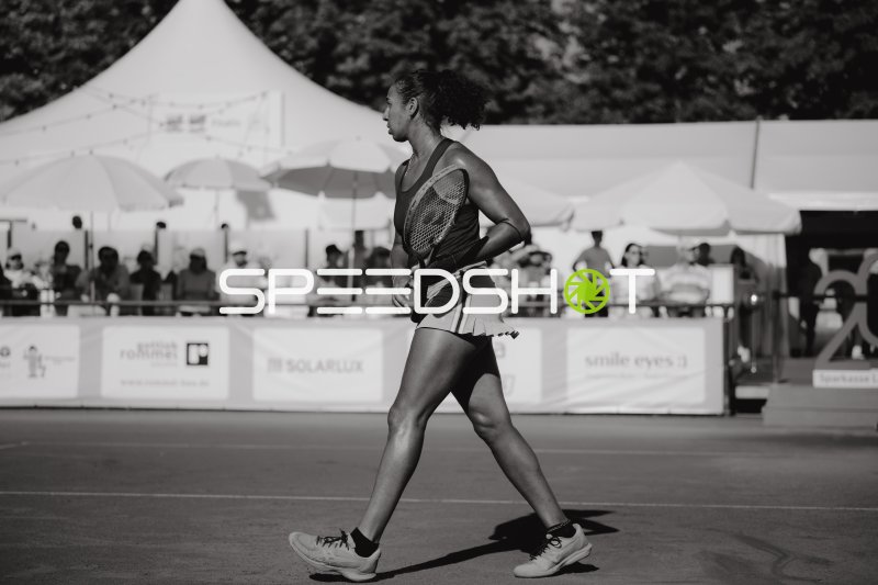 Tennisspielerin mit Schläger beim Gang über den Platz in Leipzig