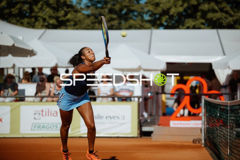 Tennisspielerin beim kraftvollen Schlag auf dem Sandplatz in Leipzig