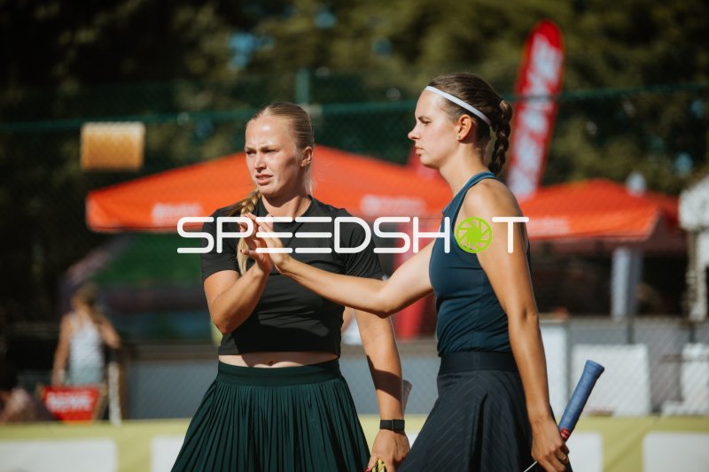 Zwei Tennisspielerinnen im Gespräch beim Turnier in Leipzig