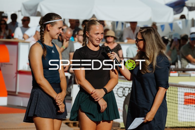 Zwei Tennisspielerinnen beim Interview auf dem Tennisplatz in Leipzig