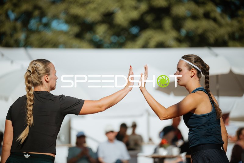 Zwei Sportlerinnen beim High-Five im Sportforum Leipzig