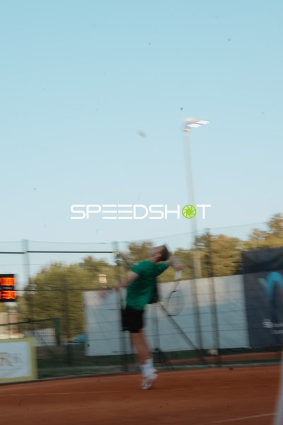 Tennisspieler beim Aufschlag auf dem Sandplatz in Leipzig