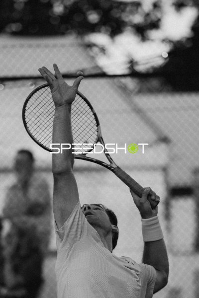 Tennisspieler beim Aufschlag im Sportforum Leipzig