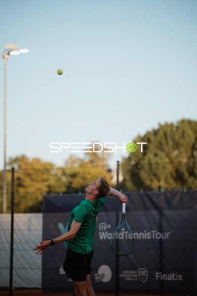 Tennisspieler beim Aufschlag auf dem Sandplatz in Leipzig