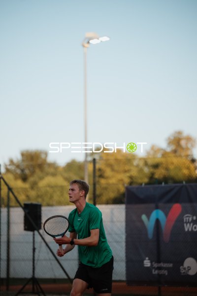 Tennisspieler beim Return auf dem Außenplatz in Leipzig