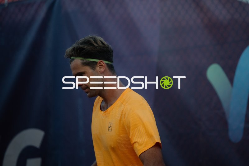 Tennisspieler mit Stirnband im Fokus beim Turnier in Leipzig