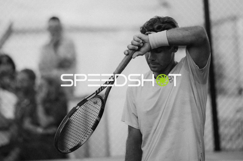 Tennisspieler wischt sich Schweiß von der Stirn im Sportforum Leipzig
