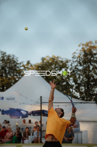 Tennisspieler beim Aufschlag im Sportforum Leipzig