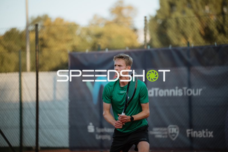 Tennisspieler in Grundstellung beim Match auf Sandplatz