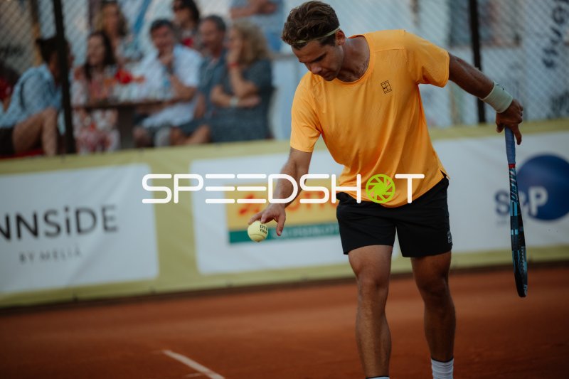 Tennisspieler beim Aufschlagvorbereitung auf dem Sandplatz in Leipzig