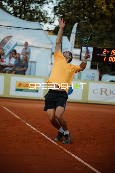 Tennisspieler beim Aufschlag auf dem Sandplatz in Leipzig