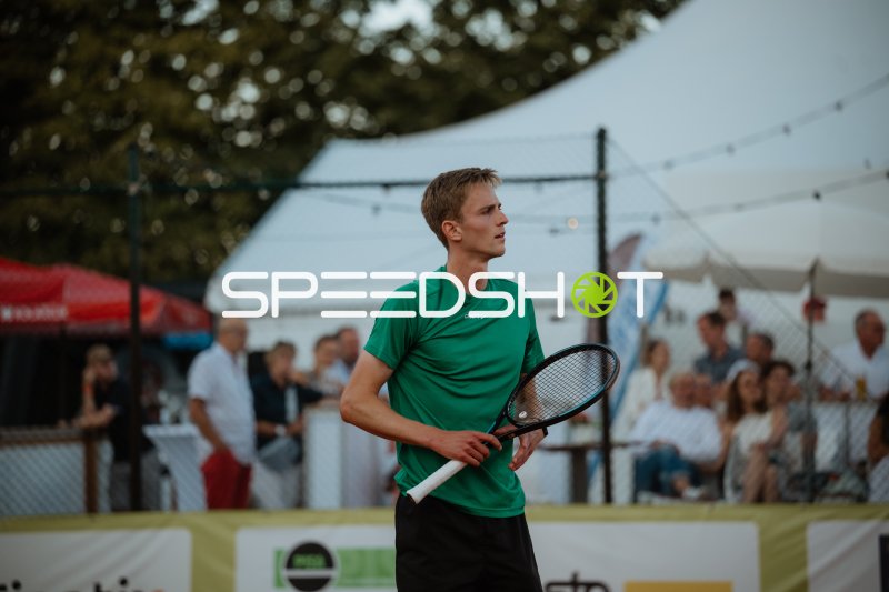 Tennisspieler im grünen Craft-Shirt mit Schläger beim Match in Leipzig