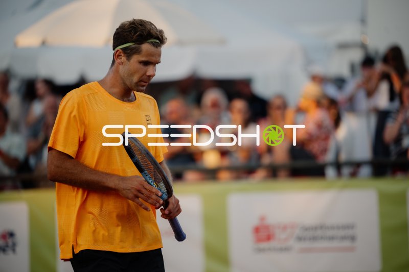 Tennisspieler mit Schläger beim Match im Sportforum Leipzig