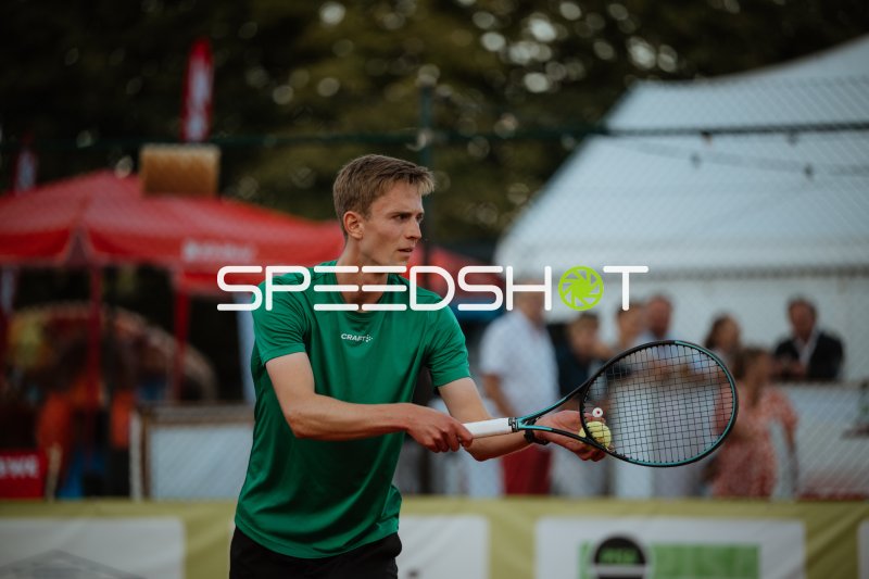Tennisspieler beim Aufschlag-Vorbereitung im Sportforum Leipzig