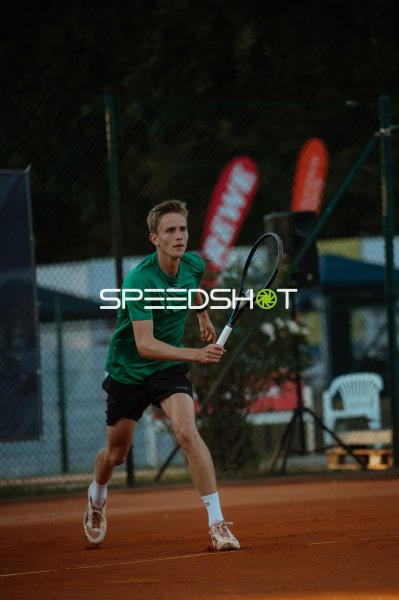 Tennisspieler in Grundstellung auf Sandplatz im Sportforum Leipzig