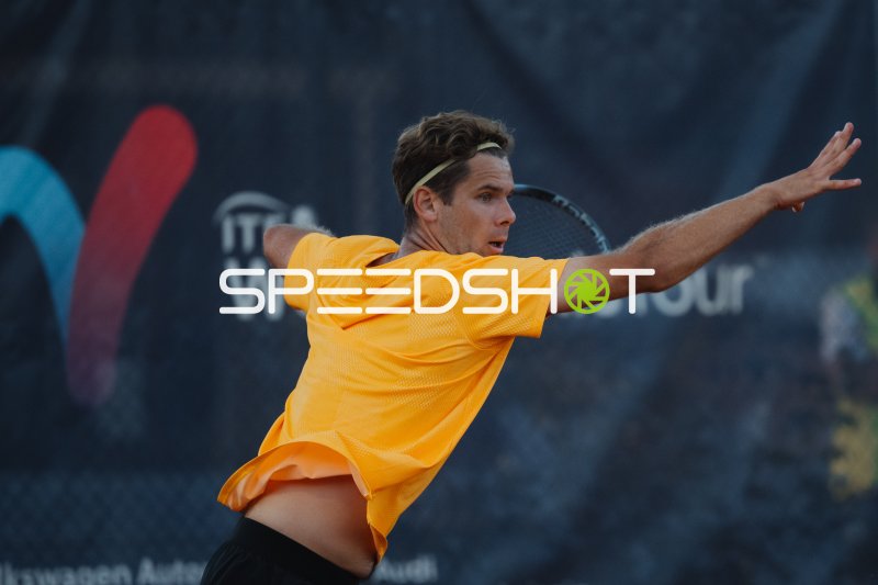 Tennisspieler beim Vorhand-Schlag beim ITF World Tennis Tour in Leipzig