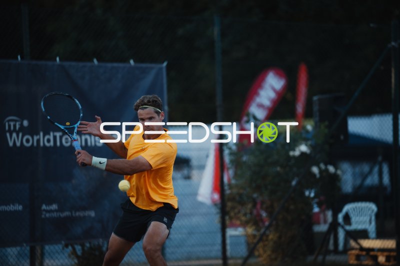 Tennisspieler beim Vorhand-Schlag beim ITF WorldTennis Tournament in Leipzig