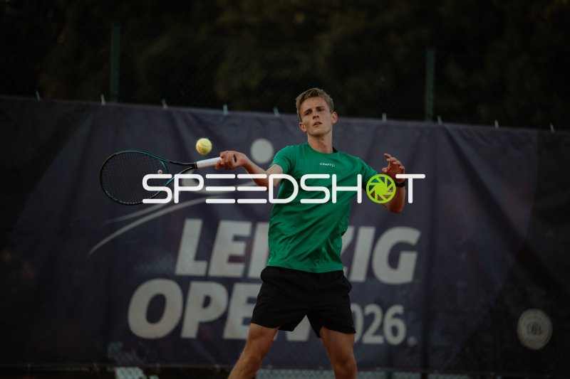 Tennisspieler beim Vorhandschlag bei den Leipzig Open