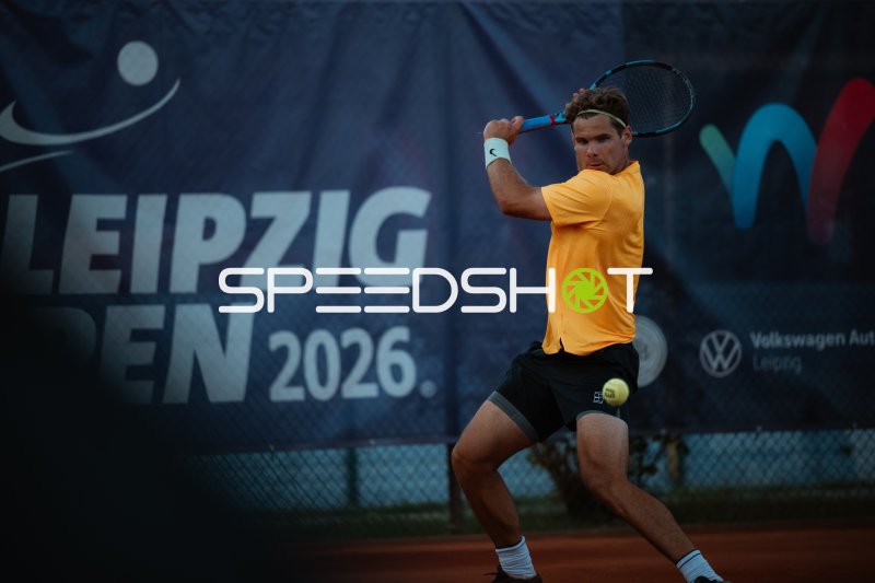 Tennisspieler beim Rückhand-Schlag bei den Leipzig Open 2026