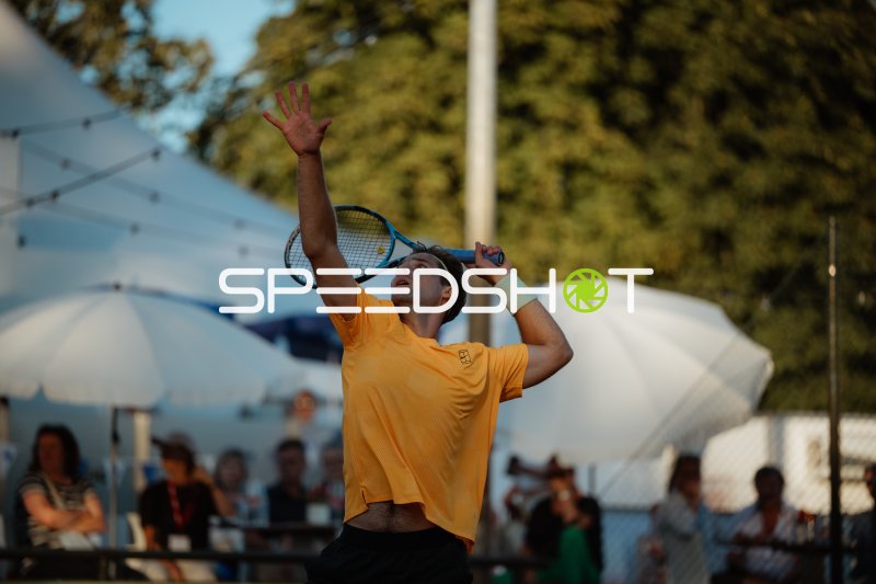 Tennisspieler beim Aufschlag im Sportforum Leipzig