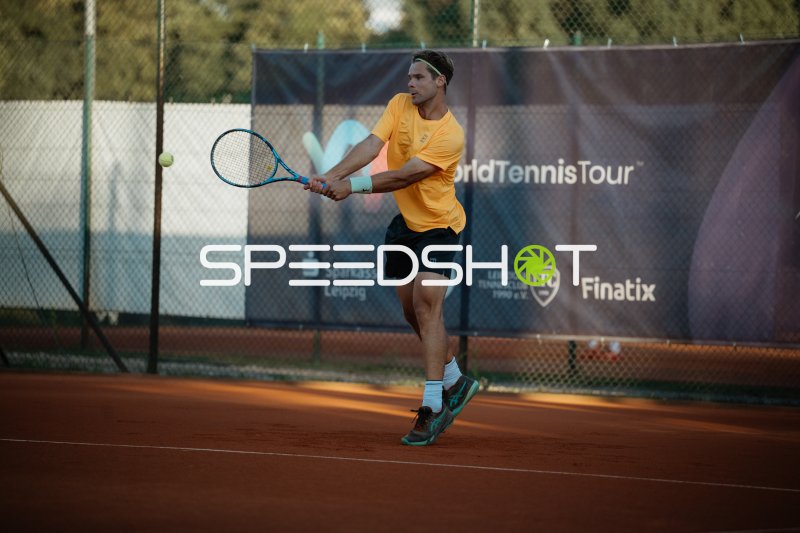 Tennisspieler beim Schlag auf dem Sandplatz in Leipzig