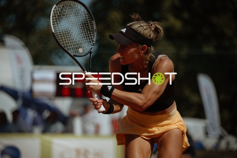 Tennisspielerin beim kraftvollen Rückhand-Schlag im Sportforum Leipzig