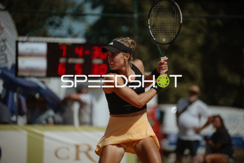 Tennisspielerin beim Schlag im Sportforum Leipzig