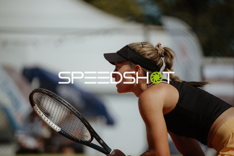 Tennisspielerin in Grundstellung beim Match im Sportforum Leipzig