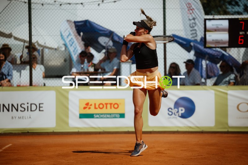 Tennisspielerin beim kraftvollen Schlag auf dem Sandplatz in Leipzig