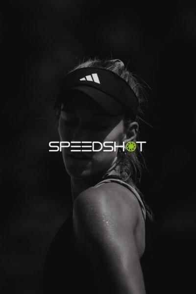 Tennisspielerin mit Adidas-Visor im dramatischen Schwarz-Weiß-Porträt