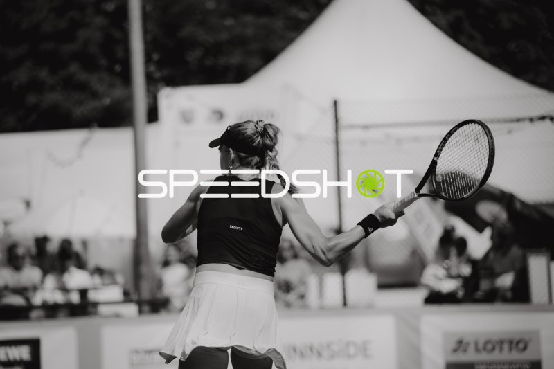 Tennisspielerin beim Schlag auf dem Außenplatz in Leipzig
