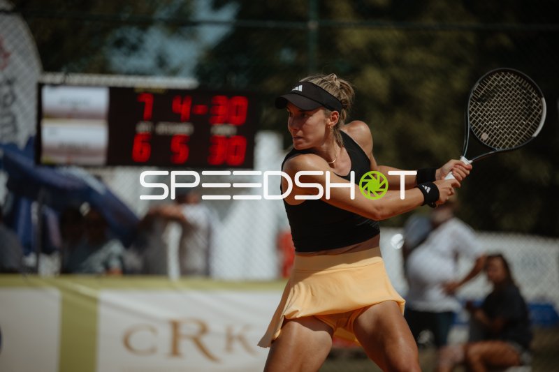Tennisspielerin beim Schlag auf dem Sandplatz in Leipzig