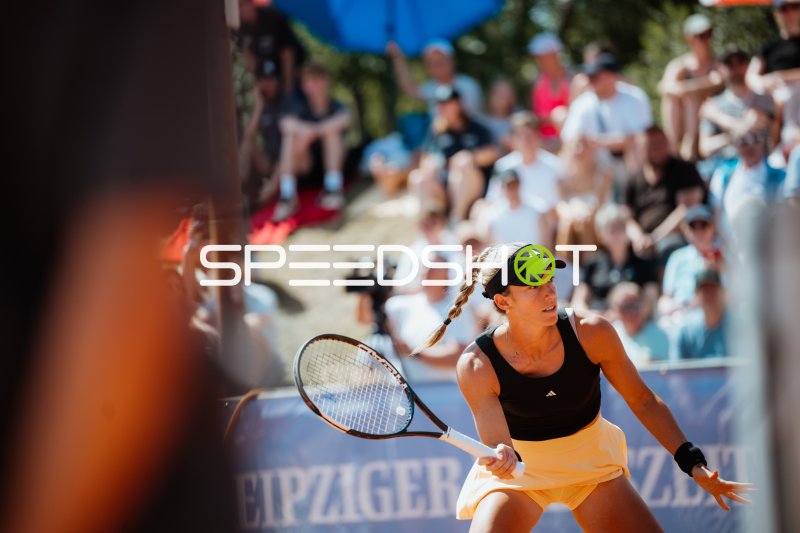 Tennisspielerin in konzentrierter Grundlinienposition beim Match in Leipzig
