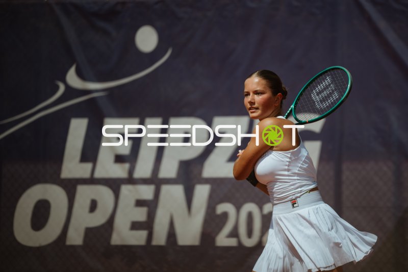 Tennisspielerin bei der Ballabgabe bei den Leipzig Open