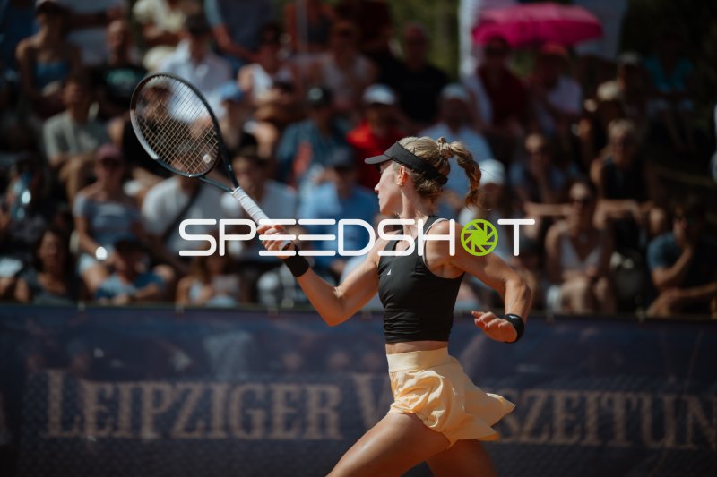 Tennisspielerin beim kraftvollen Vorhandschlag in Leipzig