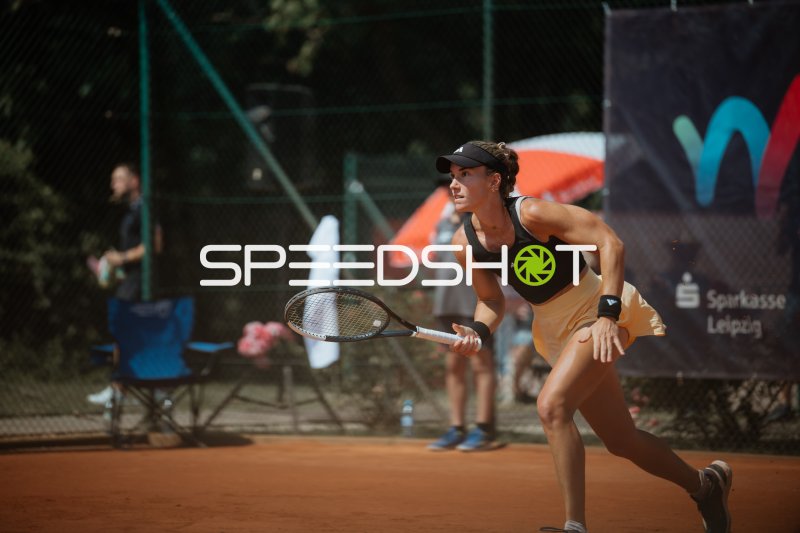 Tennisspielerin beim Aufschlag auf dem Sandplatz in Leipzig