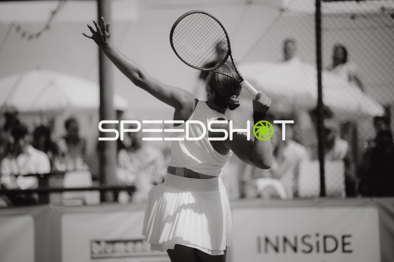 Tennisspielerin beim Aufschlag im Sportforum Leipzig