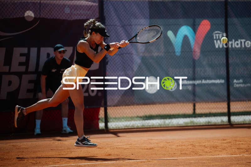Tennisspielerin beim Beidhändigem Rückhand-Schlag auf dem Sandplatz in Leipzig