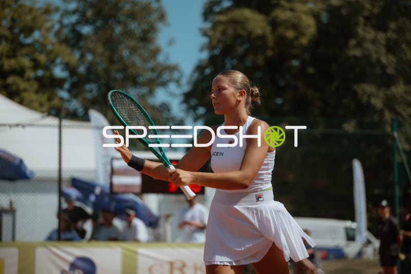 Tennisspielerin im Aufschlag-Moment beim Turnier in Leipzig