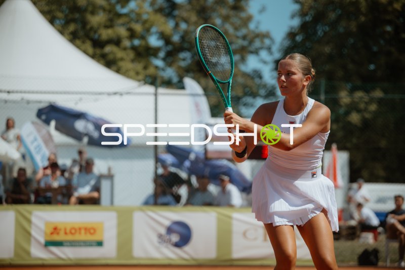 Tennisspielerin in Grundstellung mit Schläger beim Match in Leipzig