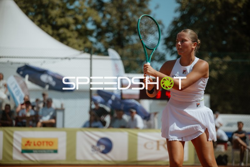 Tennisspielerin beim Schlag auf dem Sandplatz in Leipzig