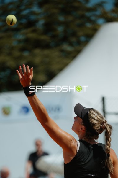 Tennisspielerin beim Aufschlag-Ballwurf im Sportforum Leipzig