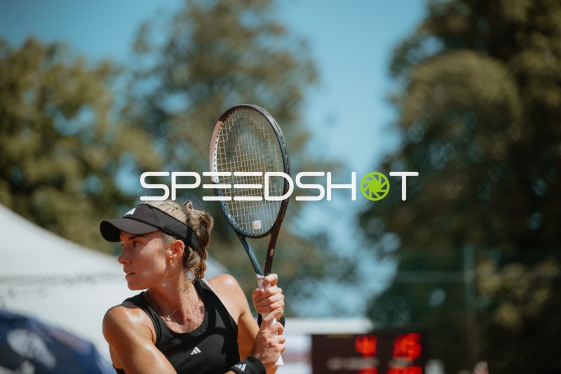 Tennisspielerin mit Schläger in Aufschlagposition beim Turnier in Leipzig